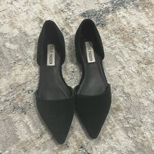 STEVE MADDEN Black pointy-toe suede flats, size 4